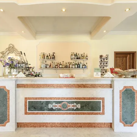 Отель Hotiday Porto 4*